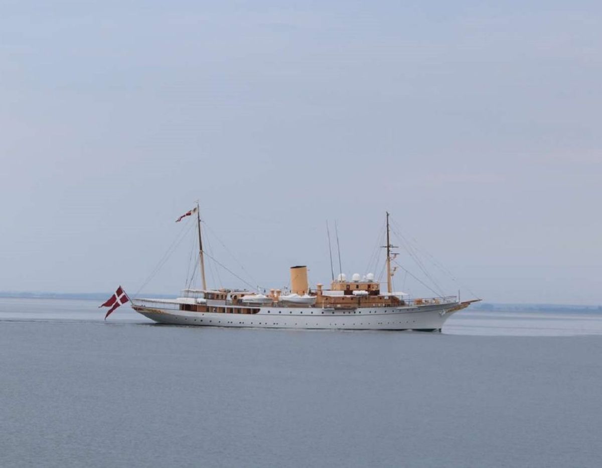 Kongeskibet ud for Sletterhage fyr med retning mod Aarhus. har retning mod Aarhus. Foto: Øxenholt Foto.