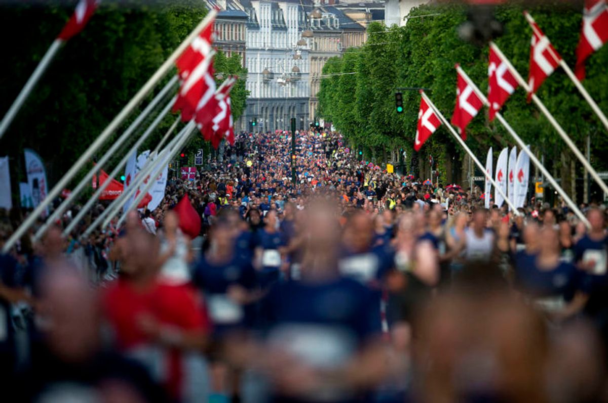 Løbere op af Frederiksberg Alle hvor Kronprins Frederik løber “Royal Run” i København, mandag den 21. maj 2018. I løbet af dagen løber Kronprinsen i Danmarks fem største byer i forbindelse med, at han fylder 50 år . Royal Run-løbet er delt op i temaer, der afspejler Kronprinsens liv. I København er temaet “Danmarks kommende konge”.. (Foto: Liselotte Sabroe/Ritzau Scanpix)
