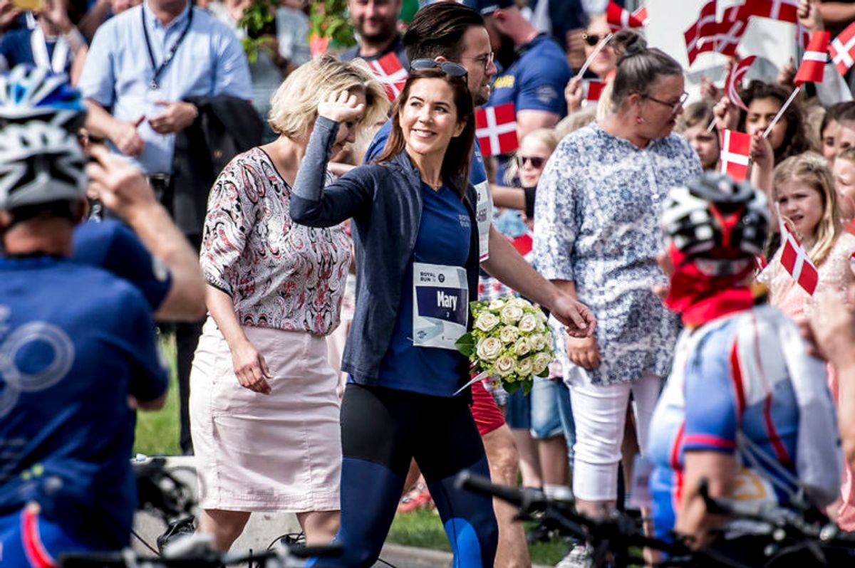 Kronprinsesse Mary løber Royal Run i Odense, mandag den 21. maj 2018. I løbet af dagen løber Kronprins Frederik i Danmarks fem største byer i forbindelse med, at han fylder 50 år den 26. maj 2018. Royal Run-løbet er delt op i temaer, der afspejler Kronprinsens liv. I Odense er temaet OL.. (Foto: Mads Claus Rasmussen/Ritzau Scanpix)