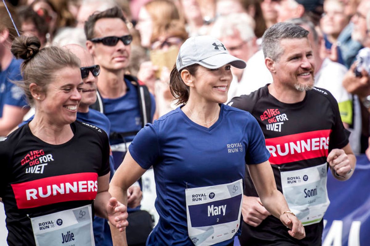 Kronprinsesse Mary løber “Royal Run” i Odense, mandag den 21. maj 2018. I løbet af dagen løber Kronprins Frederik i Danmarks fem største byer i forbindelse med, at han fylder 50 år den 26. maj 2018. Royal Run-løbet er delt op i temaer, der afspejler Kronprinsens liv. I Odense er temaet OL.. (Foto: Mads Claus Rasmussen/Ritzau Scanpix)