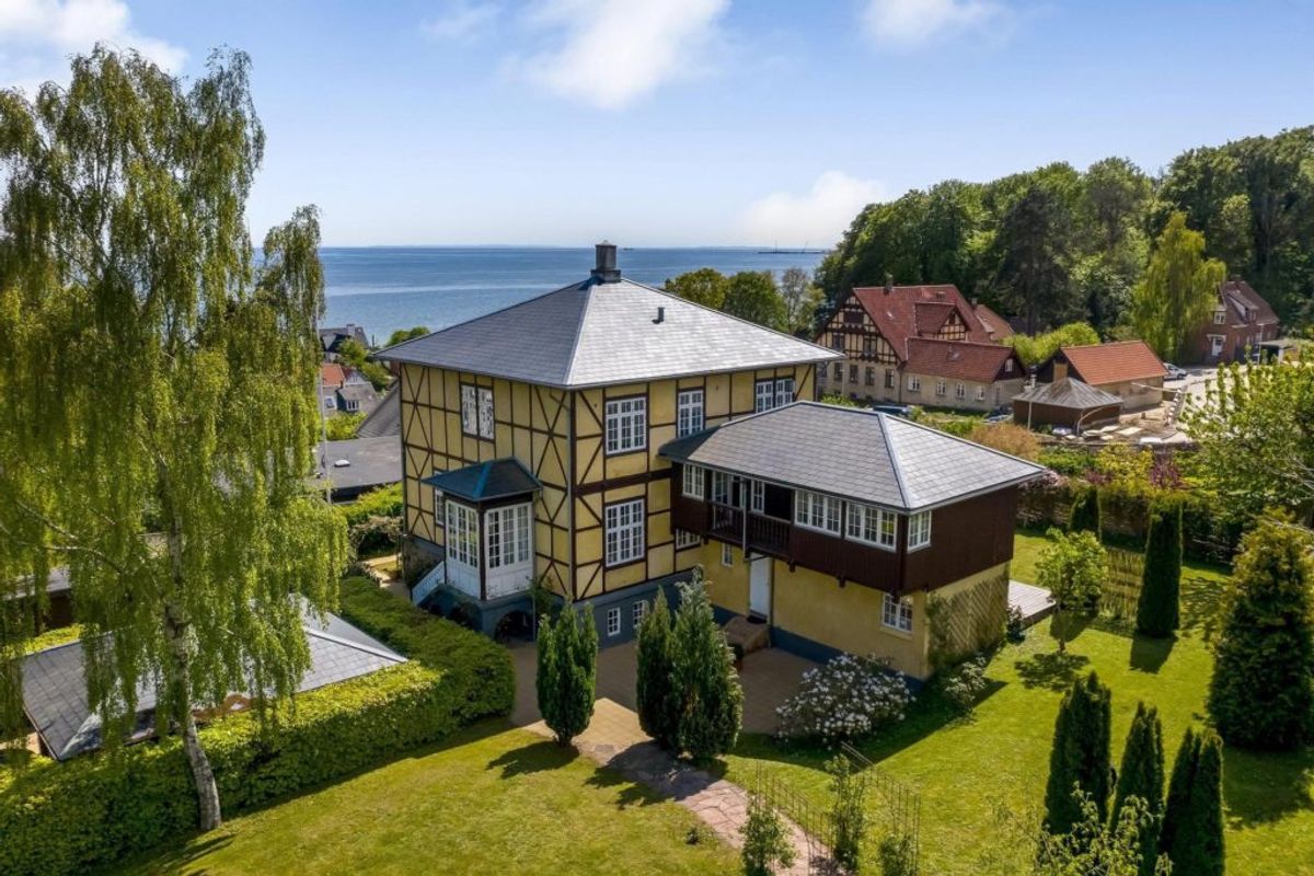 For de 24 millioner følger en strålende udsigt, et stort hus og en endnu større grund. Foto: Nybolig Per Faurholt Risskov.
