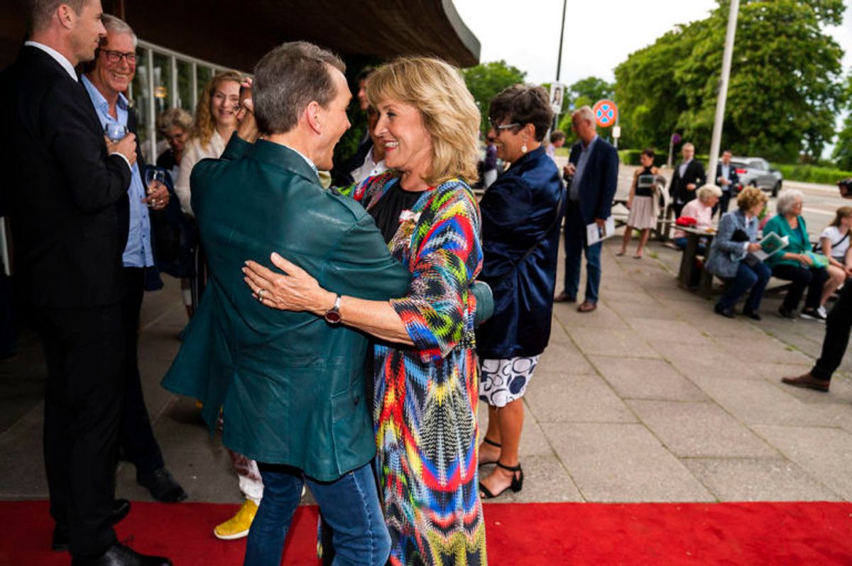 sendxnet Bryan Rice, Ole Henriksen og Susse Wold ankommer til Bellevue Teatret. Fødselsdagskoncert for prins Joachim på Bellevue Teatret i Klampenborg, mandag den 3. juni 2019. En række kunstnere har valgt at give Prins Joachim en særlig gave i anledning af Prinsens 50- a°rs fødselsdag. (Foto: Martin Sylvest/Ritzau Scanpix 2019)