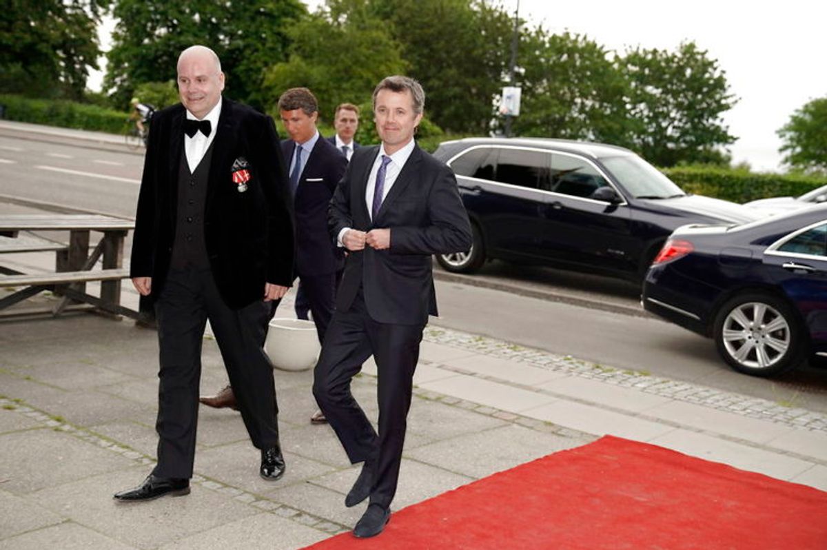 Kronprins Frederik ankommer til fødselsdagskoncert for prins Joachim på Bellevue Teatret i Klampenborg, mandag den 3. juni 2019. En række kunstnere har valgt at give prins Joachim en særlig gave i anledning af prinsens 50-års fødselsdag. Koncerten blev med få timers varsel flyttet fra Sølyst til Bellevue Teatret pga risiko for skybrud. . (Foto: Martin Sylvest/Ritzau Scanpix)