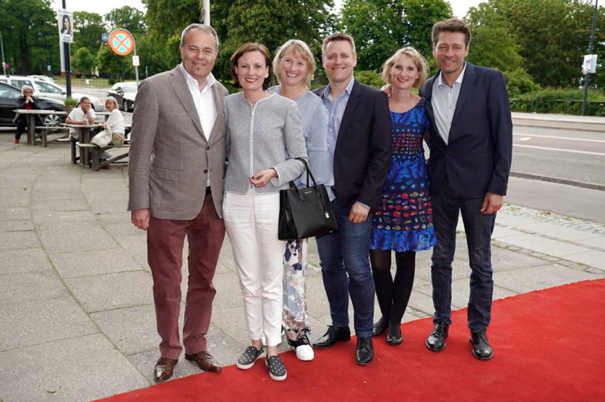 Gæster ankommer til fødselsdagskoncert for prins Joachim på Bellevue Teatret i Klampenborg, mandag den 3. juni 2019. En række kunstnere har valgt at give prins Joachim en særlig gave i anledning af prinsens 50-års fødselsdag. Koncerten blev med få timers varsel flyttet fra Sølyst til Bellevue Teatret pga risiko for skybrud. . (Foto: Martin Sylvest/Ritzau Scanpix)
