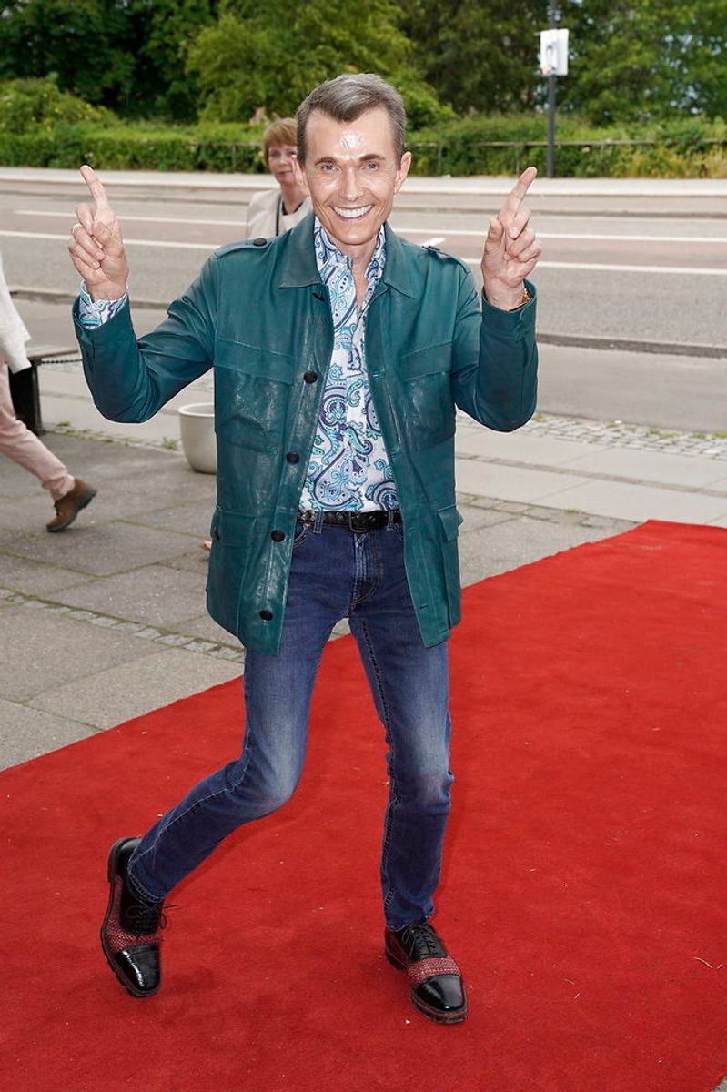 Ole Henriksen ankommer til fødselsdagskoncert for prins Joachim på Bellevue Teatret i Klampenborg, mandag den 3. juni 2019. En række kunstnere har valgt at give prins Joachim en særlig gave i anledning af prinsens 50-års fødselsdag. Koncerten blev med få timers varsel flyttet fra Sølyst til Bellevue Teatret pga risiko for skybrud. . (Foto: Martin Sylvest/Ritzau Scanpix)