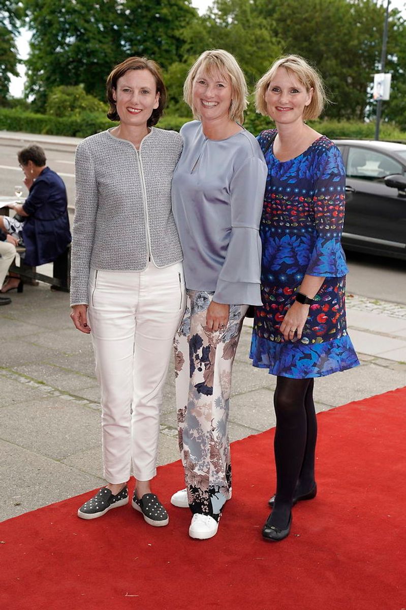 Gæster ankommer til fødselsdagskoncert for prins Joachim på Bellevue Teatret i Klampenborg, mandag den 3. juni 2019. En række kunstnere har valgt at give prins Joachim en særlig gave i anledning af prinsens 50-års fødselsdag. Koncerten blev med få timers varsel flyttet fra Sølyst til Bellevue Teatret pga risiko for skybrud. . (Foto: Martin Sylvest/Ritzau Scanpix)