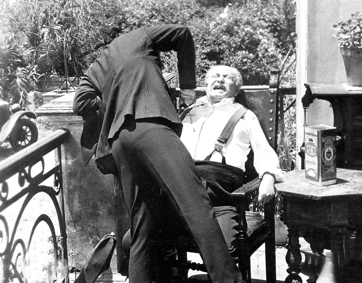 En af de ikoniske scener fra Godfather II, Vito Corleone (Robert De Niro) dræber Don Francesco. (Foto: Scanpix)