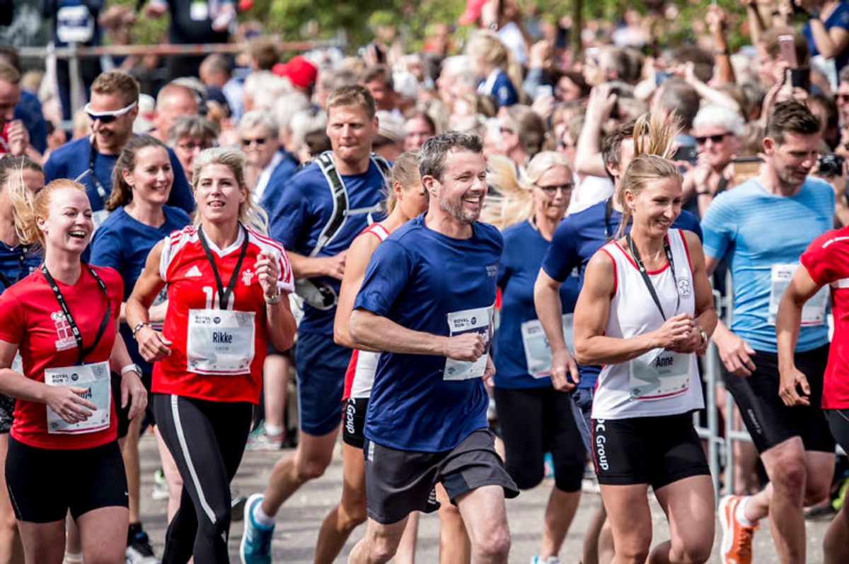 Kronprins Frederik løber “Royal Run” i Odense, mandag den 21. maj 2018. I løbet af dagen løber Kronprinsen i Danmarks fem største byer i forbindelse med, at han fylder 50 år den 26. maj 2018. Royal Run-løbet er delt op i temaer, der afspejler Kronprinsens liv. I Odense er temaet OL.. (Foto: Mads Claus Rasmussen/Ritzau Scanpix)
