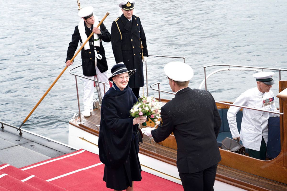 Så starter sæsonen: Dronning Margrethe går officielt om bord på Kongeskibet Dannebrog ved Toldboden. (Foto: Keld Navntoft /Ritzau/Scanpix).