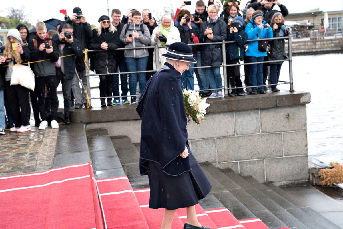 Så starter sæsonen: Dronning Margrethe går officielt om bord på Kongeskibet Dannebrog ved Toldboden. (Foto: Keld Navntoft /Ritzau/Scanpix).