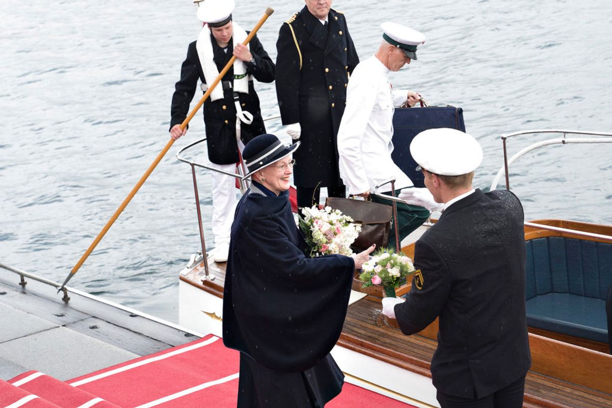 Så starter sæsonen: Dronning Margrethe går officielt om bord på Kongeskibet Dannebrog ved Toldboden. (Foto: Keld Navntoft /Ritzau/Scanpix).