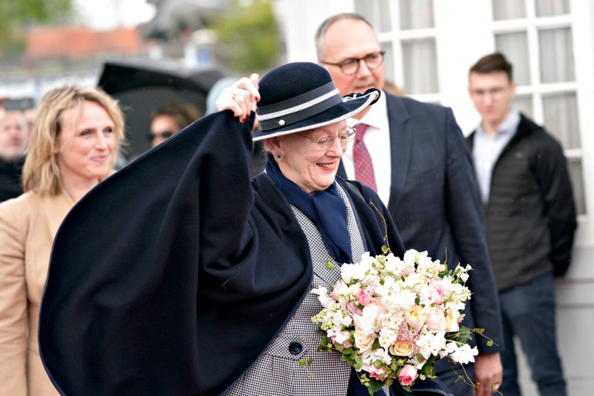 Så starter sæsonen: Dronning Margrethe går officielt om bord på Kongeskibet Dannebrog ved Toldboden. (Foto: Keld Navntoft /Ritzau/Scanpix).