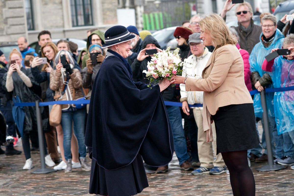 Så starter sæsonen: Dronning Margrethe går officielt om bord på Kongeskibet Dannebrog ved Toldboden. (Foto: Keld Navntoft /Ritzau/Scanpix).
