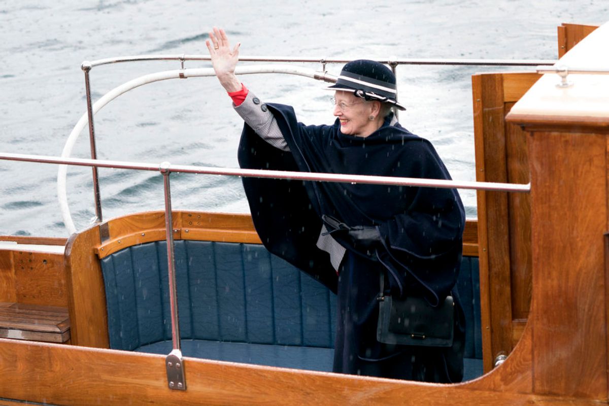 Så starter sæsonen: Dronning Margrethe går officielt om bord på Kongeskibet Dannebrog ved Toldboden. (Foto: Keld Navntoft /Ritzau/Scanpix).