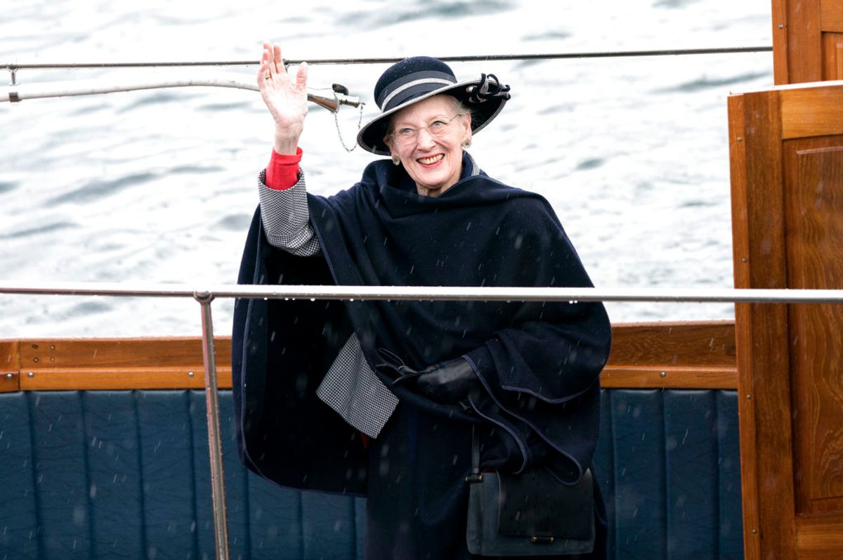Så starter sæsonen: Dronning Margrethe går officielt om bord på Kongeskibet Dannebrog ved Toldboden. (Foto: Keld Navntoft /Ritzau/Scanpix).
