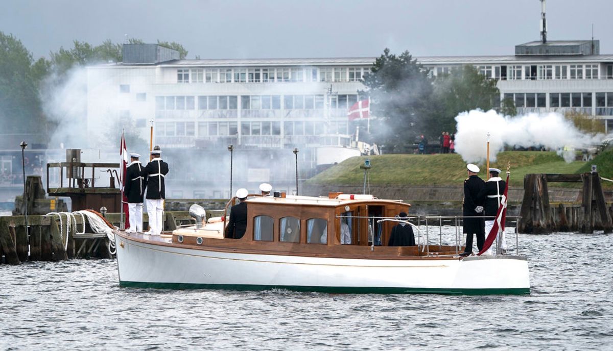 Så starter sæsonen: Dronning Margrethe går officielt om bord på Kongeskibet Dannebrog ved Toldboden. (Foto: Keld Navntoft /Ritzau/Scanpix).