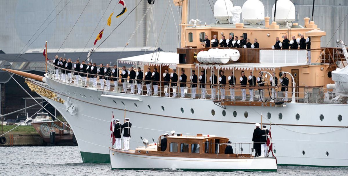Så starter sæsonen: Dronning Margrethe går officielt om bord på Kongeskibet Dannebrog ved Toldboden. (Foto: Keld Navntoft /Ritzau/Scanpix).