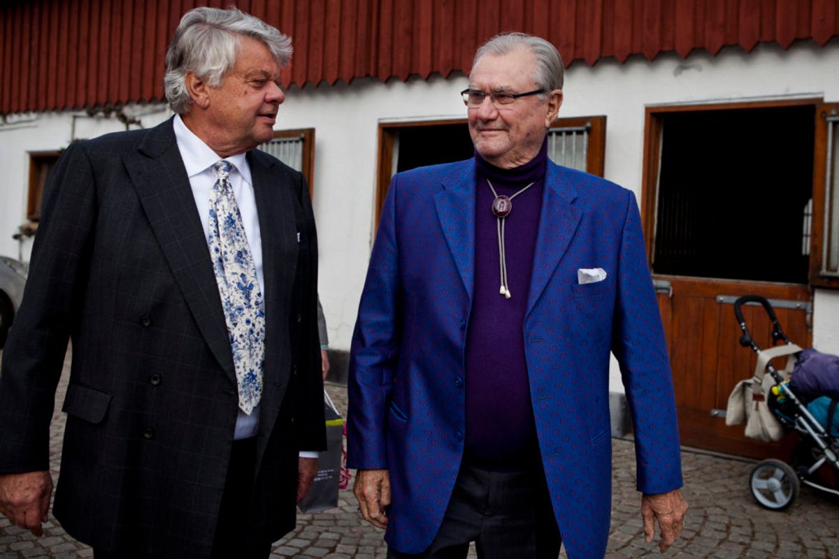 Christian Kjær var blandt andet kendt for sit gode venskab med afdøde Prins Henrik. Her ses de sammen til Kjærs 70-års fødselsdag. Nu har erhvervsmanden fået frataget alle sine titler fra Kongehuset. KLIK FOR MERE. Foto: Scanpix.