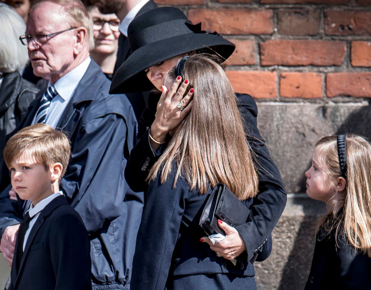 Det var en tydelig berørt prinsesse Isabella, der flere gange fik et kram af sin mor kronprinsesse Mary under ceremonien foran kirken. Foto: Scanpix