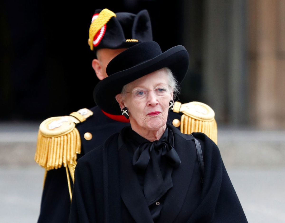 Det var en mørkklædt dronning, der mødte op blandt de mange deltagende ved statsbegravelsen. Foto: Scanpix.