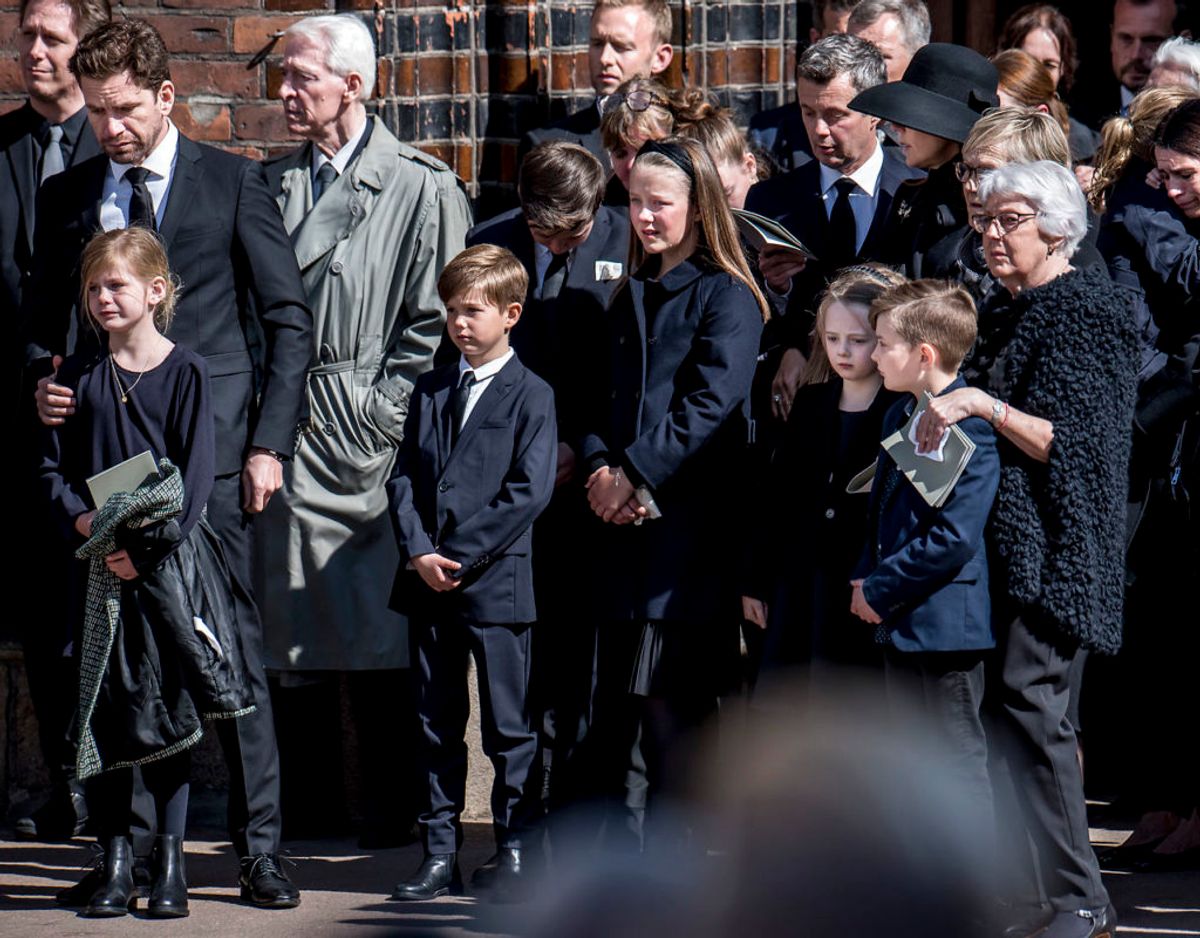 Efter en lille times ceremoni i Domkirken, var der også salmesang og stilhed på pladsen foran kirken. Foto: Scanpix