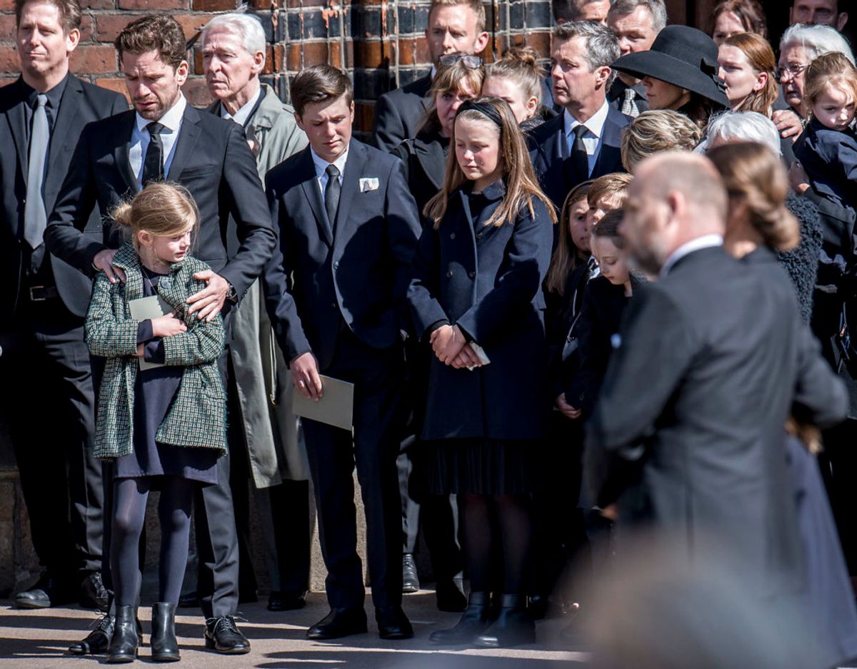 Ude foran kirken blev der også sendt balloner til himmels inden kisterne blev kørt derfra. Kronprinsparret og deres børn overværede det hele. Foto: Scanpix