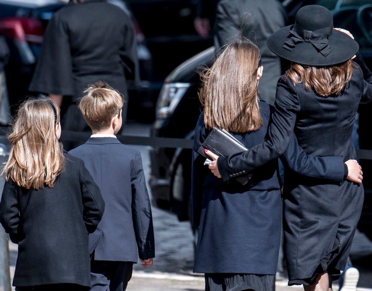 Med armen om prinsesse Isabella førte kronprins Mary sine børn væk efter begravelsen. Foto: Scanpix