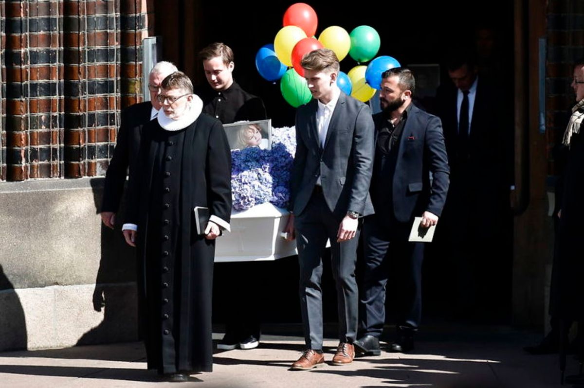 Kendte, venner, bekendte og massevis af danskere mødte op for at vise sympati for Bestseller-familien. KLIK VIDERE FOR FLERE BILLEDER. Foto: Scanpix