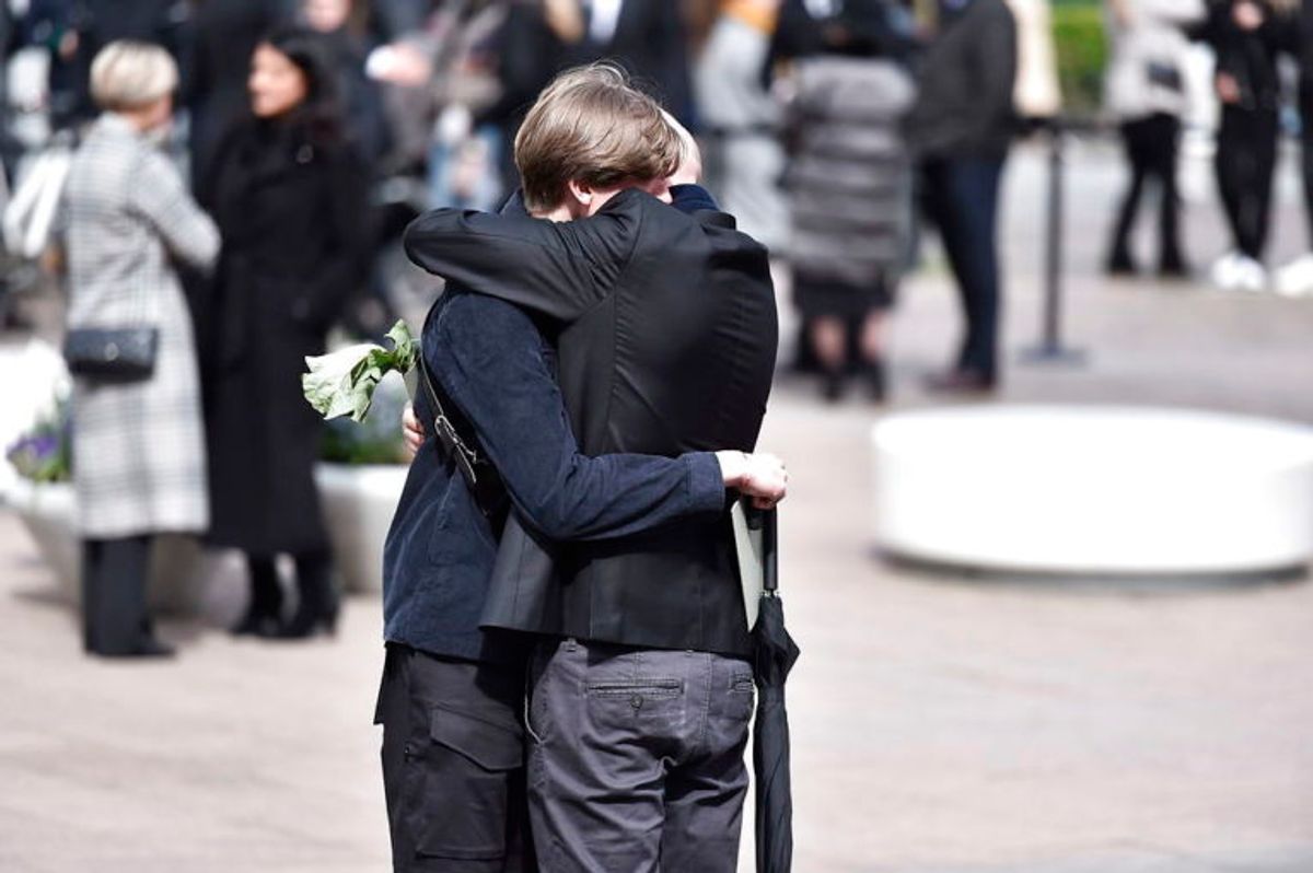 Kendte, venner, bekendte og massevis af danskere mødte op for at vise sympati for Bestseller-familien. KLIK VIDERE FOR FLERE BILLEDER. Foto: Scanpix