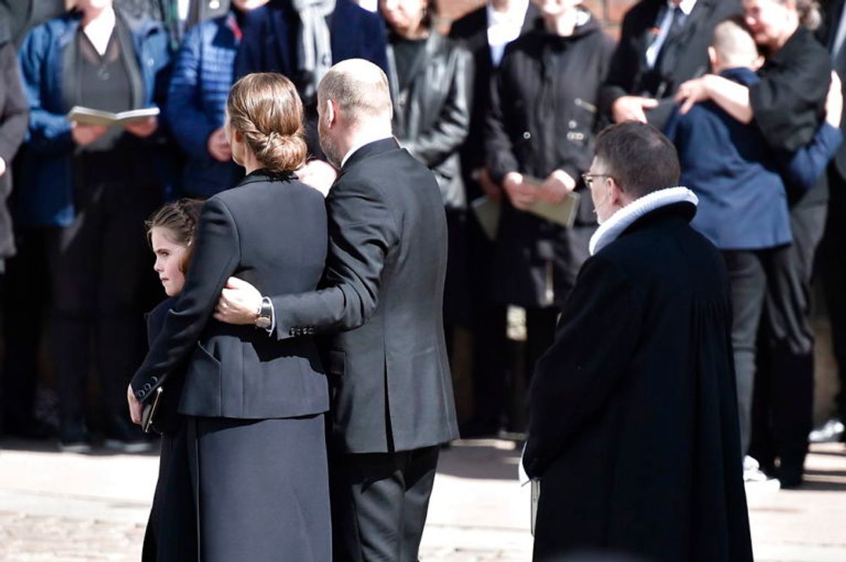 Kendte, venner, bekendte og massevis af danskere mødte op for at vise sympati for Bestseller-familien. KLIK VIDERE FOR FLERE BILLEDER. Foto: Scanpix