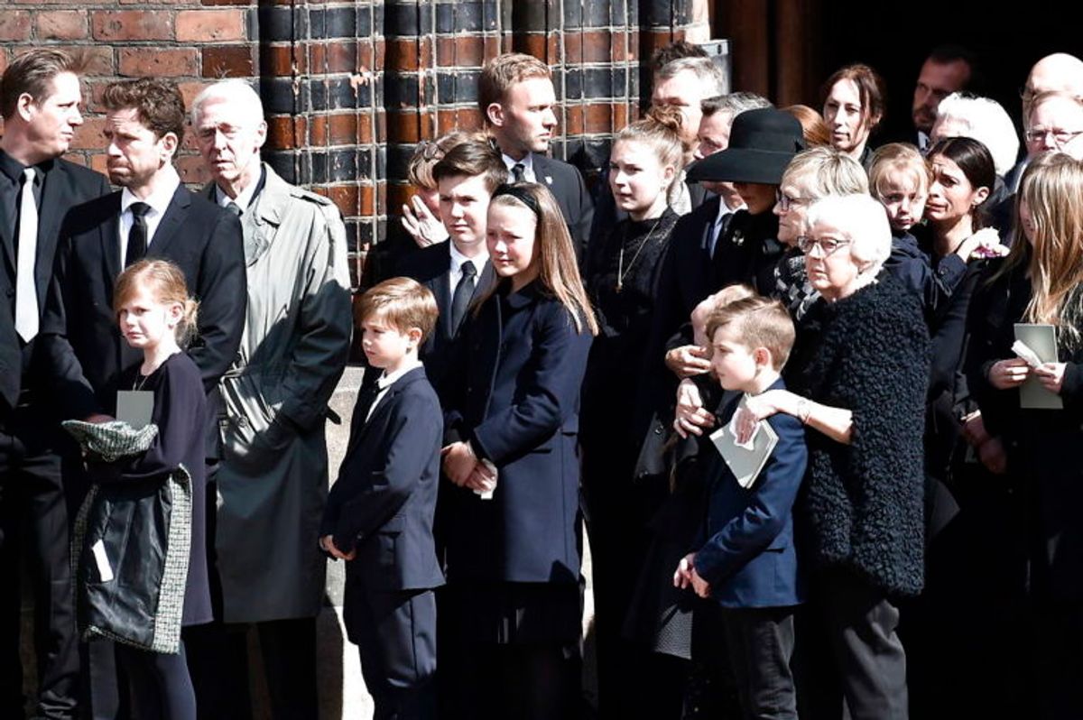 Kendte, venner, bekendte og massevis af danskere mødte op for at vise sympati for Bestseller-familien. KLIK VIDERE FOR FLERE BILLEDER. Foto: Scanpix