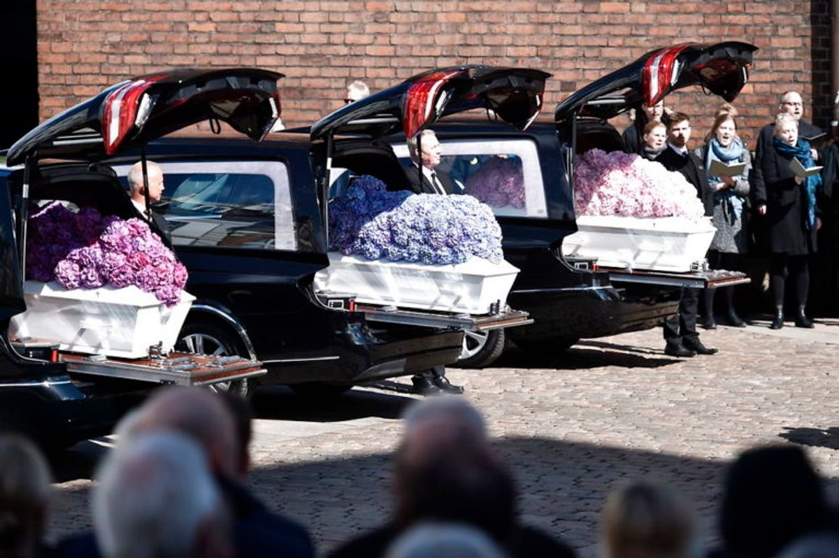 Kendte, venner, bekendte og massevis af danskere mødte op for at vise sympati for Bestseller-familien. KLIK VIDERE FOR FLERE BILLEDER. Foto: Scanpix