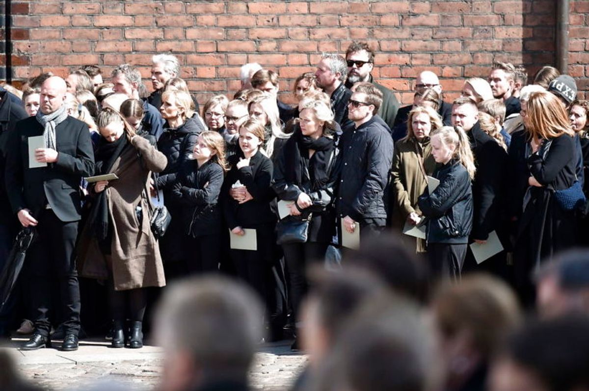 Kendte, venner, bekendte og massevis af danskere mødte op for at vise sympati for Bestseller-familien. KLIK VIDERE FOR FLERE BILLEDER. Foto: Scanpix
