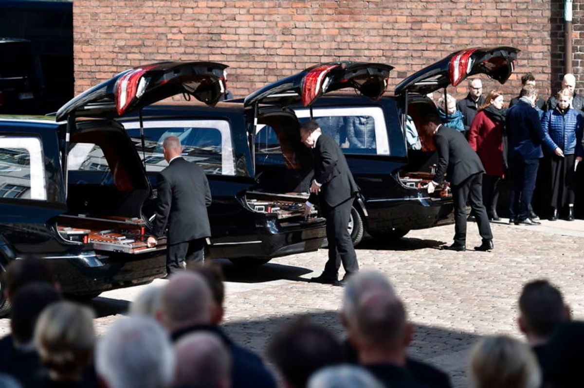Kendte, venner, bekendte og massevis af danskere mødte op for at vise sympati for Bestseller-familien. KLIK VIDERE FOR FLERE BILLEDER. Foto: Scanpix