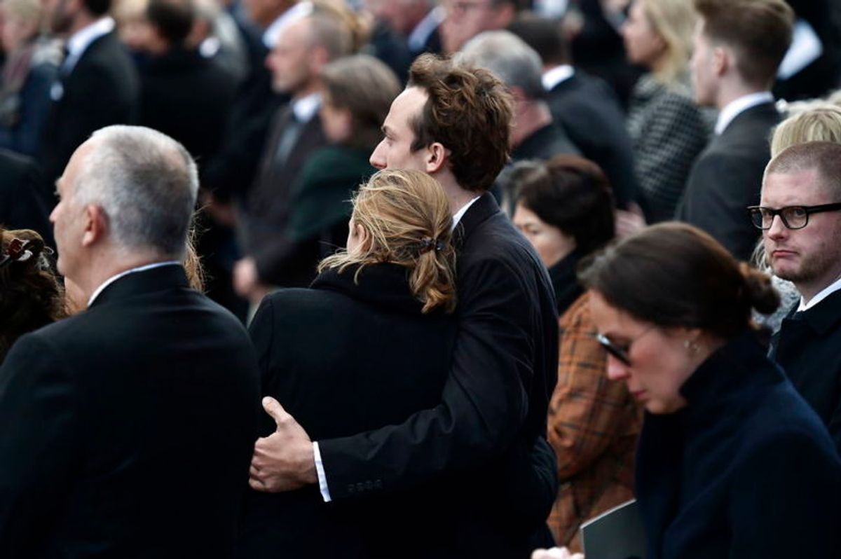 Kendte, venner, bekendte og massevis af danskere mødte op for at vise sympati for Bestseller-familien. KLIK VIDERE FOR FLERE BILLEDER. Foto: Scanpix