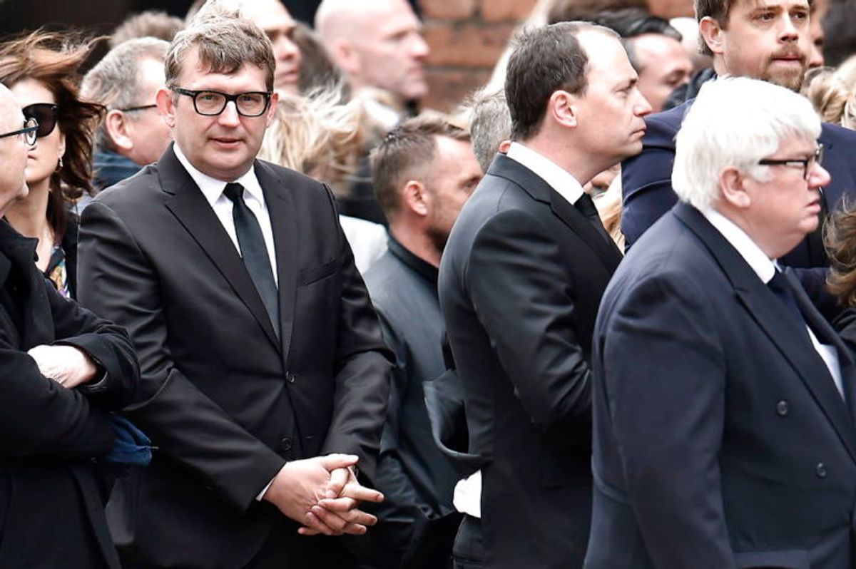 Kendte, venner, bekendte og massevis af danskere mødte op for at vise sympati for Bestseller-familien. KLIK VIDERE FOR FLERE BILLEDER. Foto: Scanpix