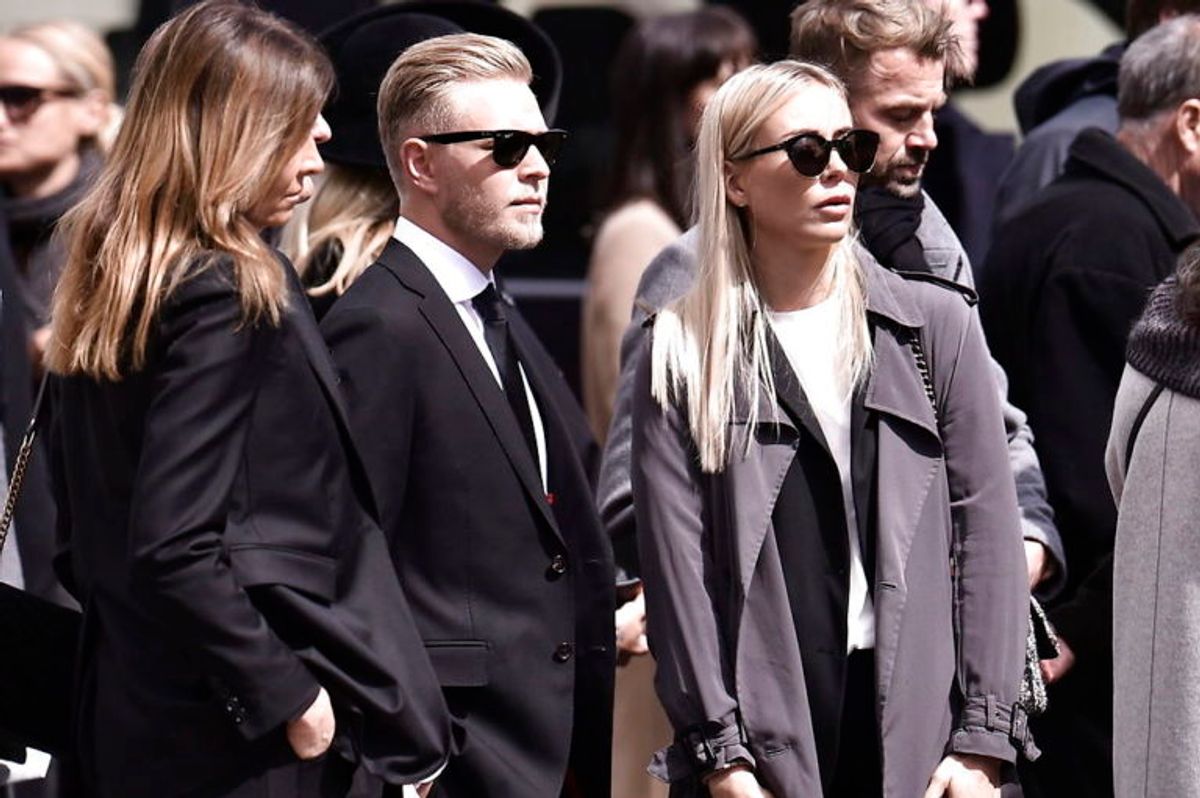 Kendte, venner, bekendte og massevis af danskere mødte op for at vise sympati for Bestseller-familien. KLIK VIDERE FOR FLERE BILLEDER. Foto: Scanpix