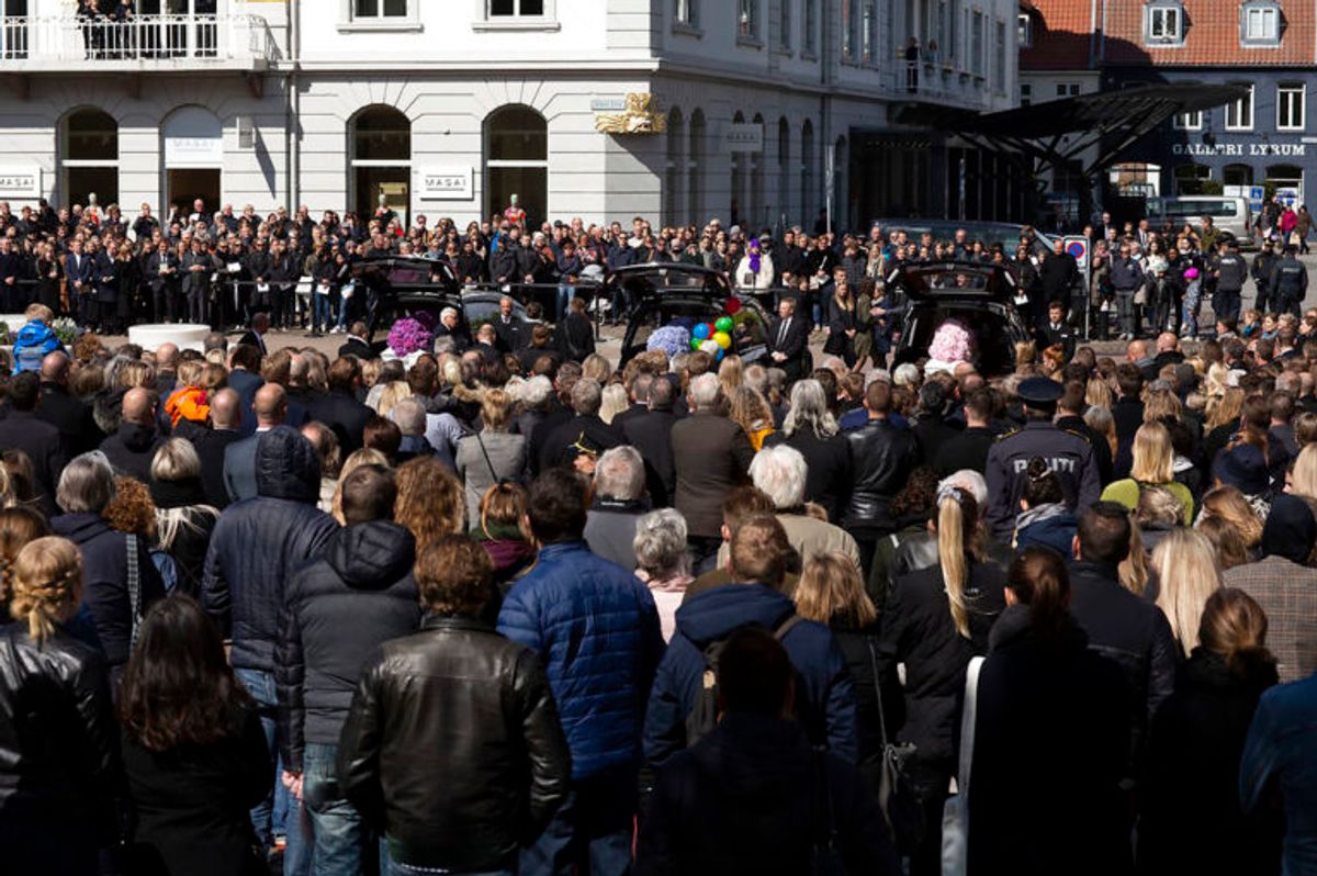 Kisterne bæres ud på storetorv i Aarhus , lørdag den 4. maj 2019. Lørdag begraves de tre danske ofre for terrorangrebet i Sri Lanka.De tre omkomne var børn af Anne og Anders Holch Povlsen. Begravelsen sker fra Aarhus Domkirke med deltagelse af Kronprinsfamilien og Statsministeren.. (Foto: Mikkel Berg Pedersen/Ritzau Scanpix)