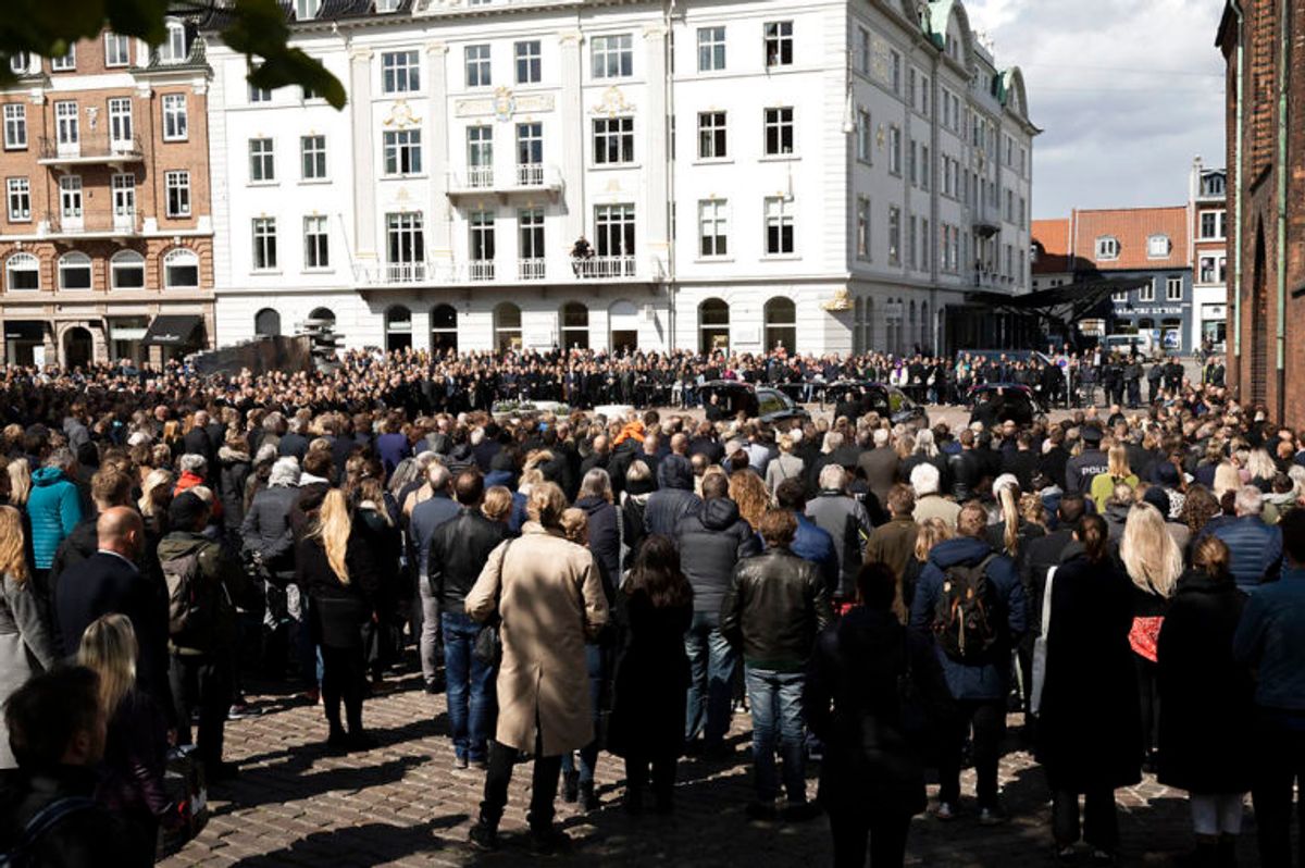 Kisterne bæres ud på storetorv i Aarhus , lørdag den 4. maj 2019. Lørdag begraves de tre danske ofre for terrorangrebet i Sri Lanka.De tre omkomne var børn af Anne og Anders Holch Povlsen. Begravelsen sker fra Aarhus Domkirke med deltagelse af Kronprinsfamilien og Statsministeren.. (Foto: Mikkel Berg Pedersen/Ritzau Scanpix)