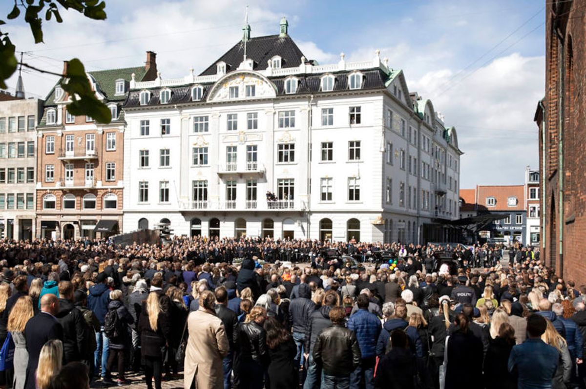 Kisterne bæres ud på storetorv i Aarhus , lørdag den 4. maj 2019. Lørdag begraves de tre danske ofre for terrorangrebet i Sri Lanka.De tre omkomne var børn af Anne og Anders Holch Povlsen. Begravelsen sker fra Aarhus Domkirke med deltagelse af Kronprinsfamilien og Statsministeren.. (Foto: Mikkel Berg Pedersen/Ritzau Scanpix)