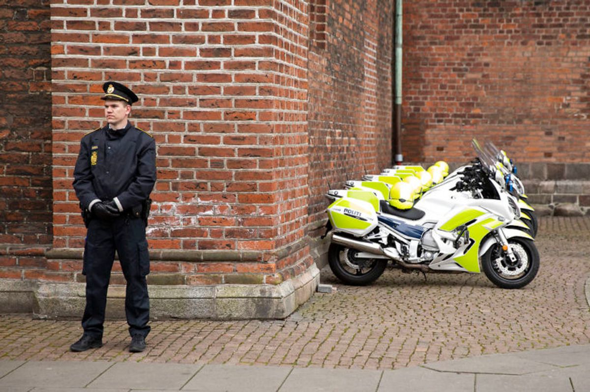 Politi på arbejde ved Domkirken i Aarhus, lørdag den 4. maj 2019. Lørdag begraves de tre danske ofre for terrorangrebet i Sri Lanka.De tre omkomne var børn af Anne og Anders Holch Povlsen. Begravelsen sker fra Aarhus Domkirke med deltagelse af Kronprinsfamilien og Statsministeren.. (Foto: Mikkel Berg Pedersen/Ritzau Scanpix)