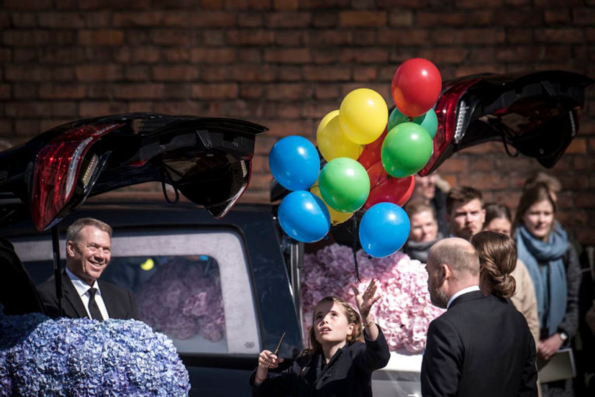 Anne og Anders Holch Povlsen ser deres datter sende balloner afsted udenfor kirken efter begravelsen af de tre danske ofre for terrorangrebet i Sri Lanka fra Aarhus Domkirke i Aarhus, lørdag den 4. maj 2019.De tre omkomne var børn af Anne og Anders Holch Povlsen. Begravelsen sker fra Aarhus Domkirke med deltagelse af Kronprinsfamilien og Statsministeren. (Foto: Mads Claus Rasmussen/Scanpix 2019)