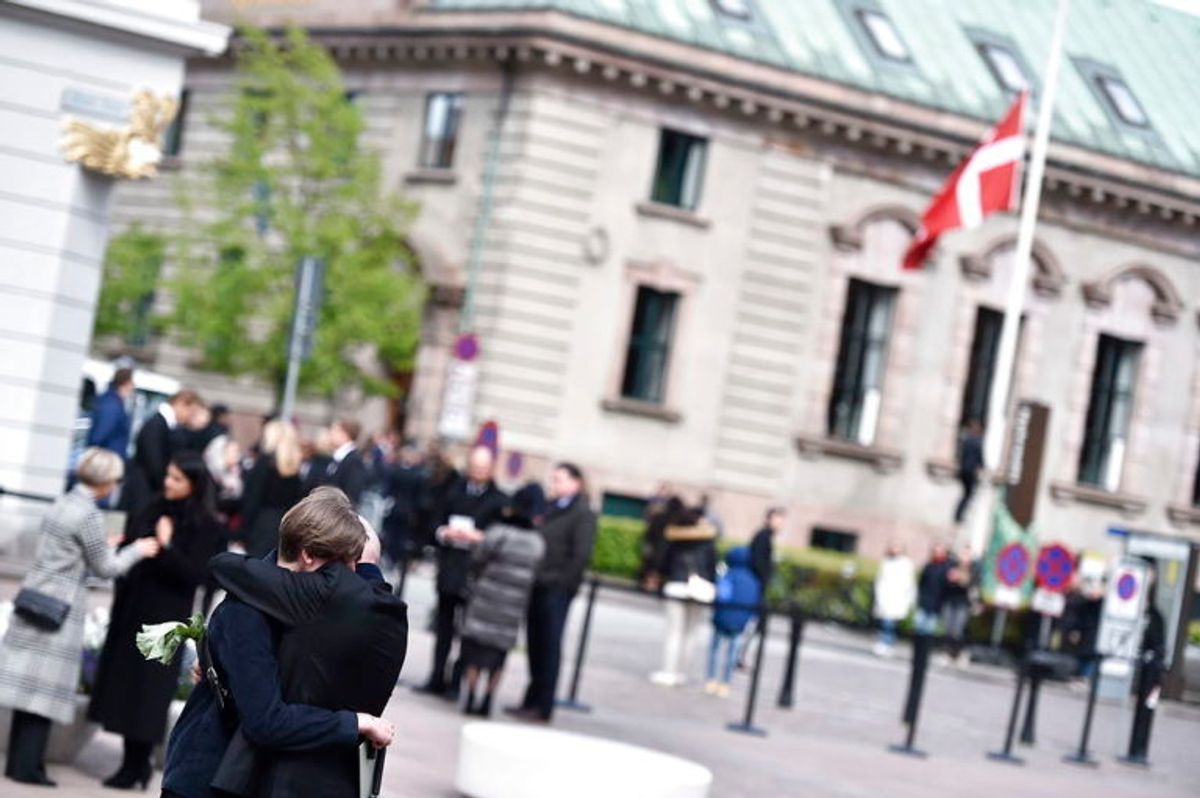 Kendte, venner, bekendte og massevis af danskere mødte op for at vise sympati for Bestseller-familien. KLIK VIDERE FOR FLERE BILLEDER. Foto: Scanpix