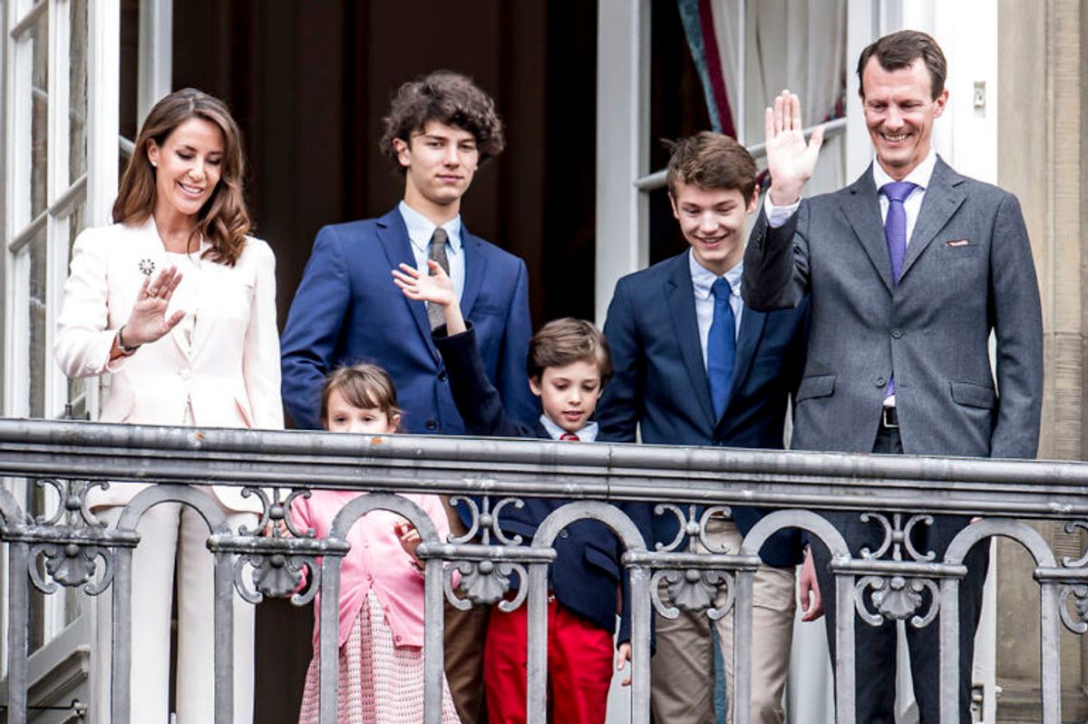 Prinsesse Marie, prinsesse Athena, prins Nikolai, prins Henrik, prins Felix og prins Joachim vinker til de mange mennesker, som er mødt op på Amalienborg Slotsplads i København, for at hylde Dronning Margrethe på hendes 78 års fødselsdag, mandag den 16. april 2018.. (Foto: Mads Claus Rasmussen/Ritzau Scanpix)