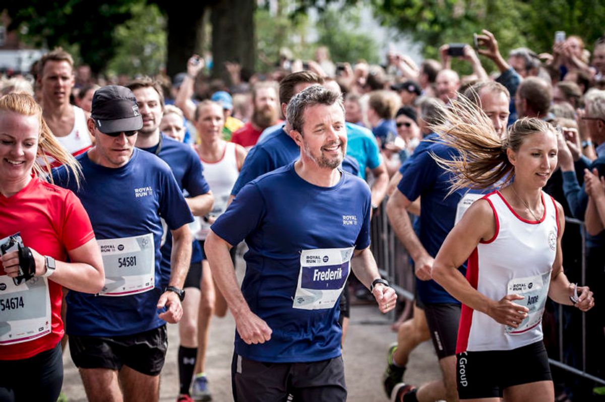 Kronprins Frederik løber “Royal Run” i Odense, mandag den 21. maj 2018. I løbet af dagen løber Kronprinsen i Danmarks fem største byer i forbindelse med, at han fylder 50 år den 26. maj 2018. Royal Run-løbet er delt op i temaer, der afspejler Kronprinsens liv. I Odense er temaet OL.. (Foto: Mads Claus Rasmussen/Ritzau Scanpix)