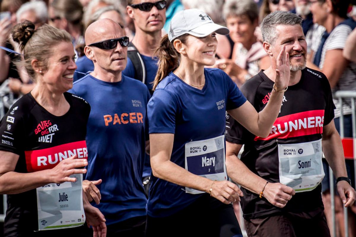 Kronprinsesse Mary løber “Royal Run” i Odense, mandag den 21. maj 2018. I løbet af dagen løber Kronprins Frederik i Danmarks fem største byer i forbindelse med, at han fylder 50 år den 26. maj 2018. Royal Run-løbet er delt op i temaer, der afspejler Kronprinsens liv. I Odense er temaet OL.. (Foto: Mads Claus Rasmussen/Ritzau Scanpix)