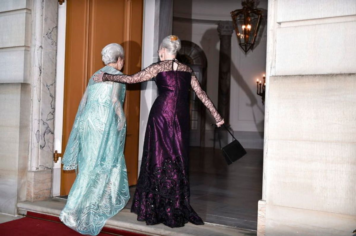 Prinsesse Benedikte ankommer til sin 75 års fødselsdag og bliver modtaget af sin storesøster dronning Margrethe. Middag i anledning af prinsesse Benediktes 75-års fødselsdag på Amalienborg i København, mandag den 29. april 2019.. (Foto: Mads Claus Rasmussen/Ritzau Scanpix)