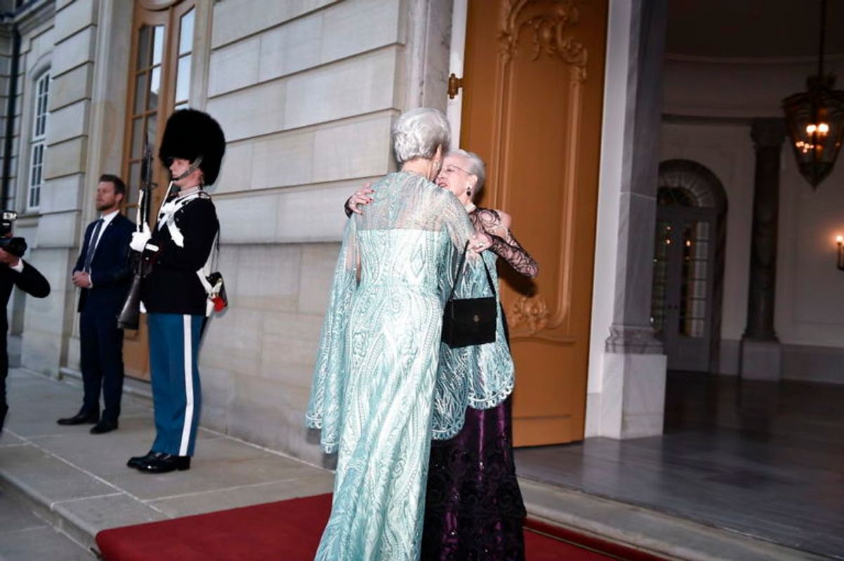 Prinsesse Benedikte ankommer til sin 75 års fødselsdag og bliver modtaget af sin storesøster dronning Margrethe. Middag i anledning af prinsesse Benediktes 75-års fødselsdag på Amalienborg i København, mandag den 29. april 2019.. (Foto: Mads Claus Rasmussen/Ritzau Scanpix)