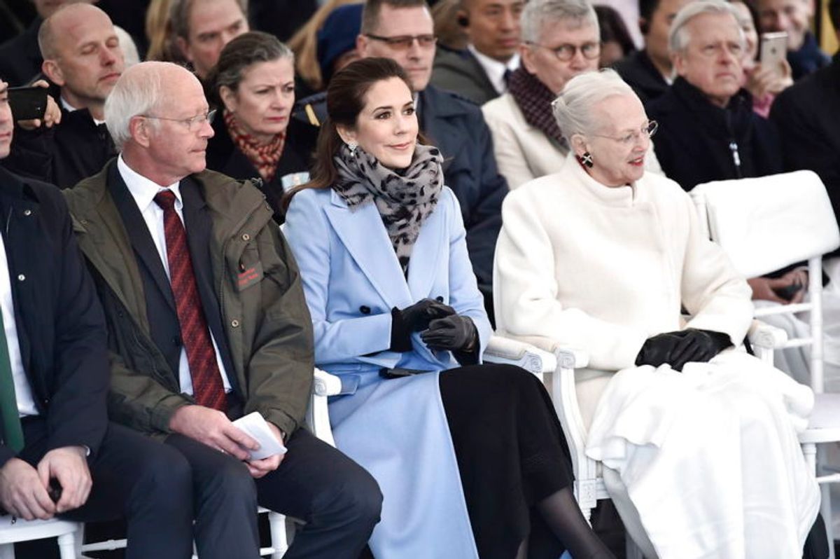 Både dronning Margrethe og kronprinsesse Mary var mødt op for at sige hej til pandaerne. KLIK VIDERE OG SE FLERE BILLEDER FRA ONSDAGENS VELKOMST. (Foto: Scanpix)