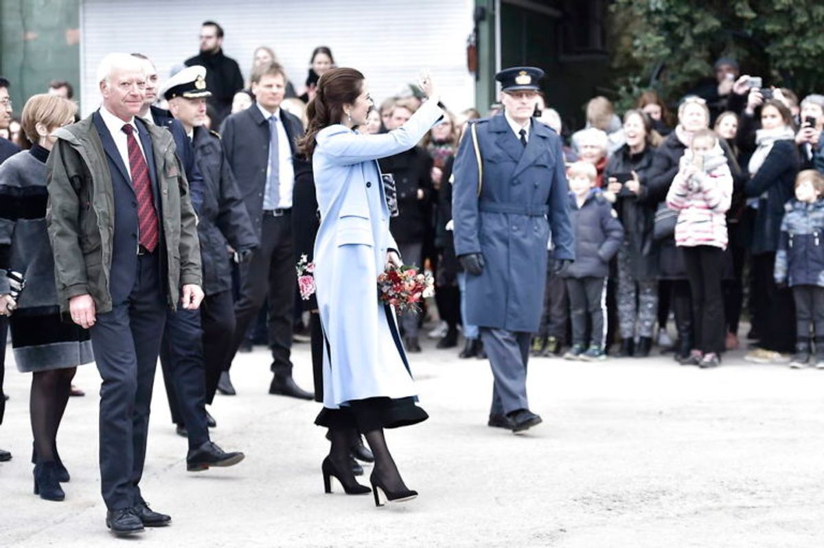Både dronning Margrethe og kronprinsesse Mary var mødt op for at sige hej til pandaerne. KLIK VIDERE OG SE FLERE BILLEDER FRA ONSDAGENS VELKOMST. (Foto: Scanpix)